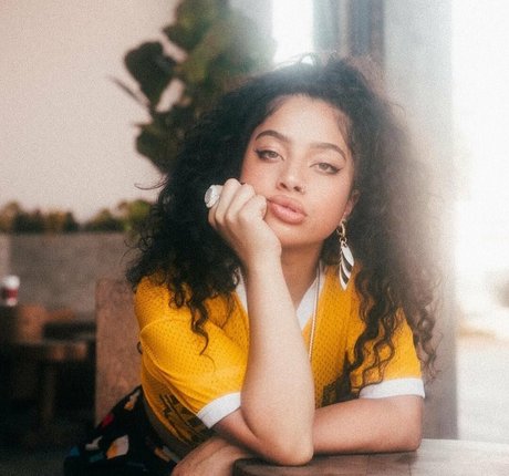 Kiana Lede étoile xxx img