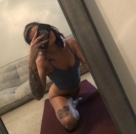 brune petite onlyfans sexy érotique galeries