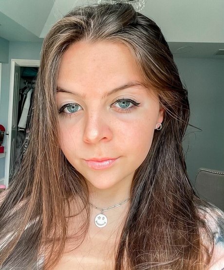 milf aux cheveux noirs onlyfans chaud érotique img