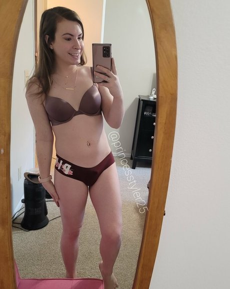 milf blonde aux courbes onlyfans érotique exclusif photo