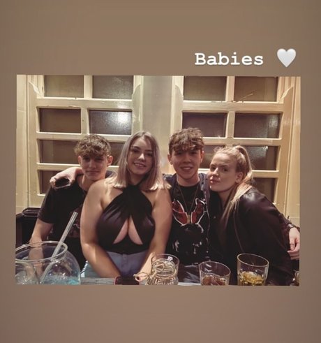 Hollie H étoile chaude img