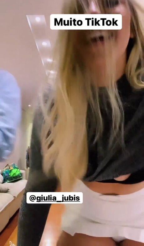 Giulia Porto art star du porno photos