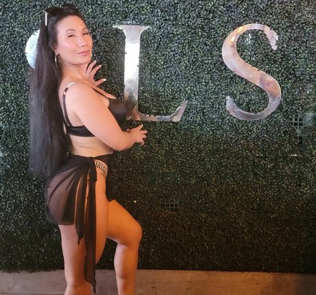 Tina Kham nus de stars du porno galerie