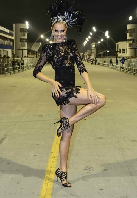 Ana Hickmann modèle chaud collection