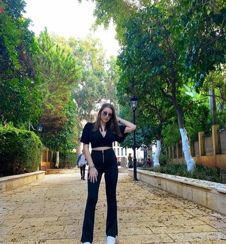 Shira Shabat star du porno en haute qualité galerie