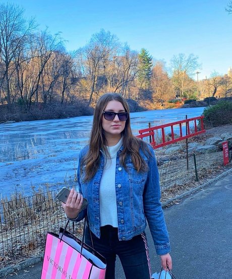 Shira Shabat modèle pornographique collection