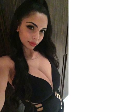 Tara Yazdi modèle chaud photos