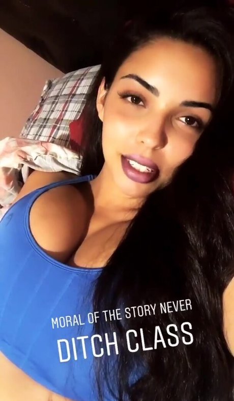 Tara Yazdi étoile sexy img