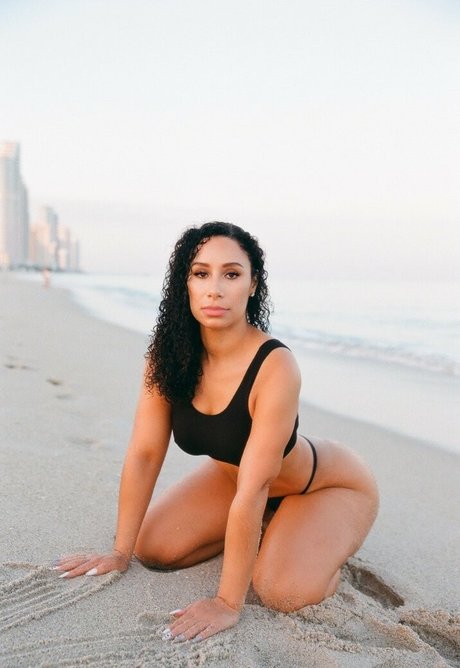 Jouleya Garcia modèle adulte photo