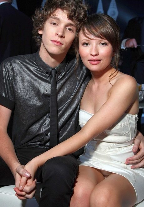 Emily Browning actrice adulte photos