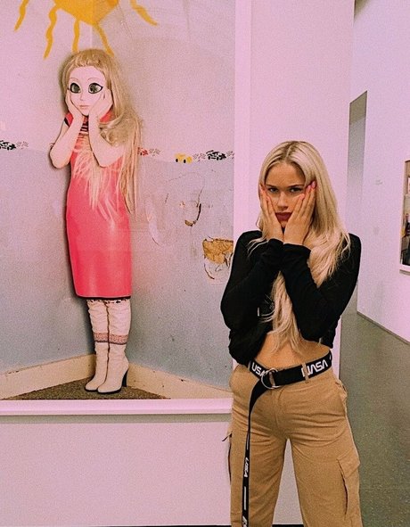 Dressupblondie jolie star du porno img