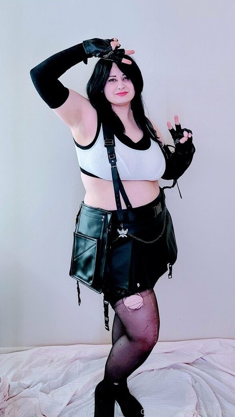 notsafeforcon actrice de nus des photos