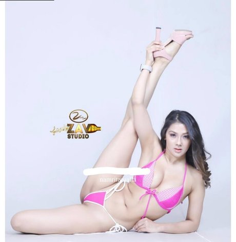 Namrata Malla modèle parfait image