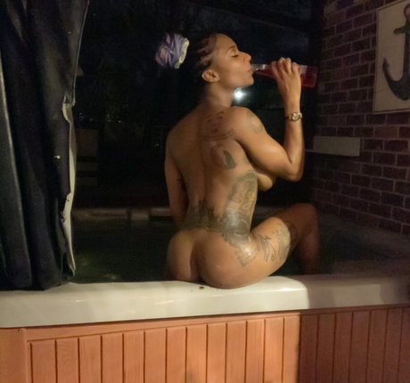 Sarai Minx modèle de haute qualité photos