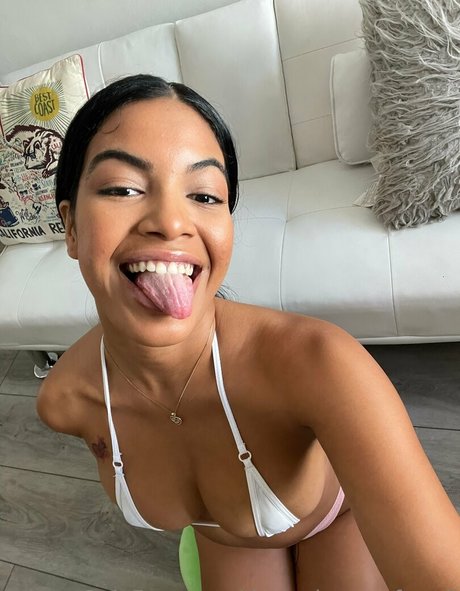 thereal mayafarrell actrice sexy photos