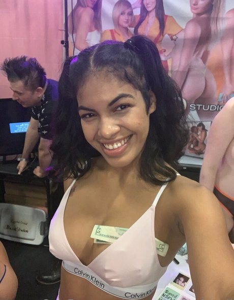 thereal mayafarrell jolie étoile galeries