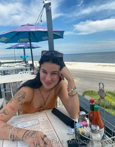 Angellefolse modèle des photos