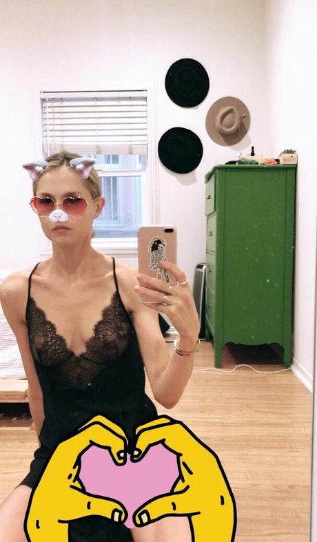 Isabelle Cornish modèle sexy photo