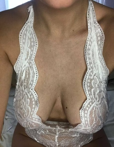 anyabrunette modèle adulte des photos