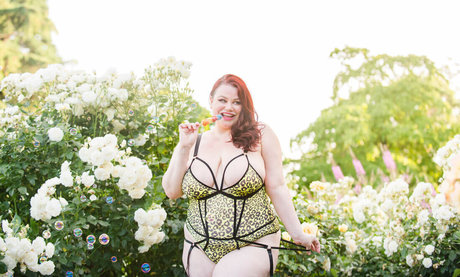 équitation accroupie uniquementfans nus photo