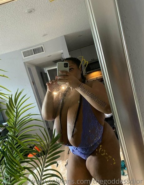 onlygoddessdior modèle sympa photo