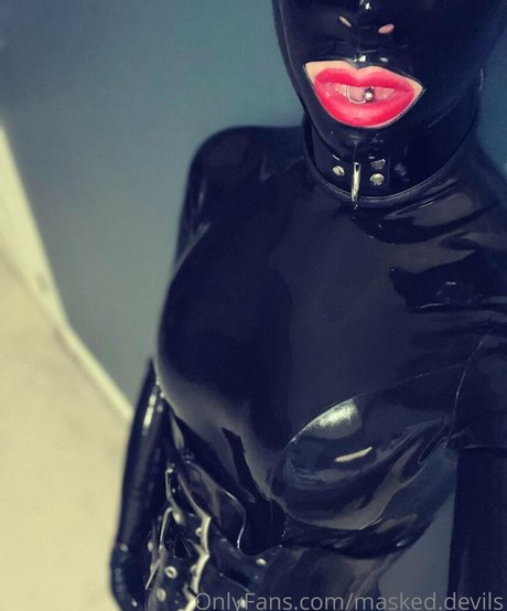 masked devils star du porno gratuit image