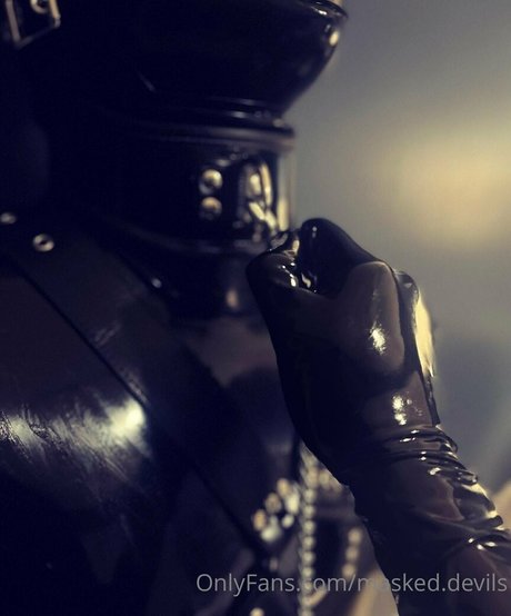 masked devils modèle parfait des photos