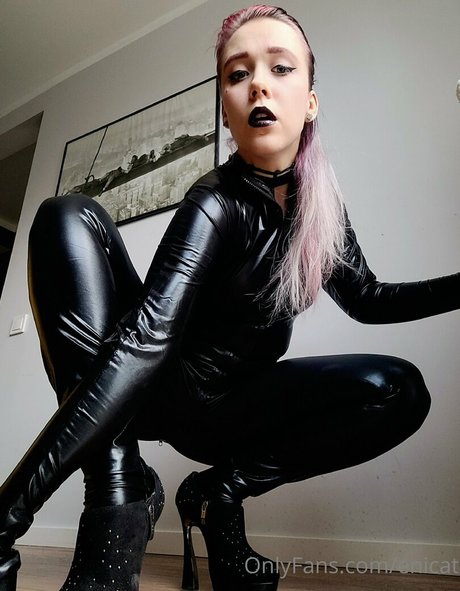 enicat nus de stars du porno image