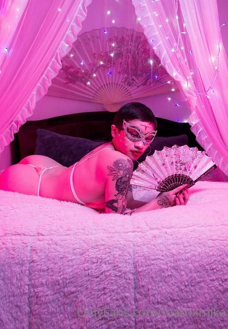 Matrixmika modèle gratuit des photos