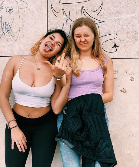 Hannah M modèle adulte image