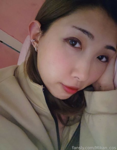 MikanCos actrice de nus photo