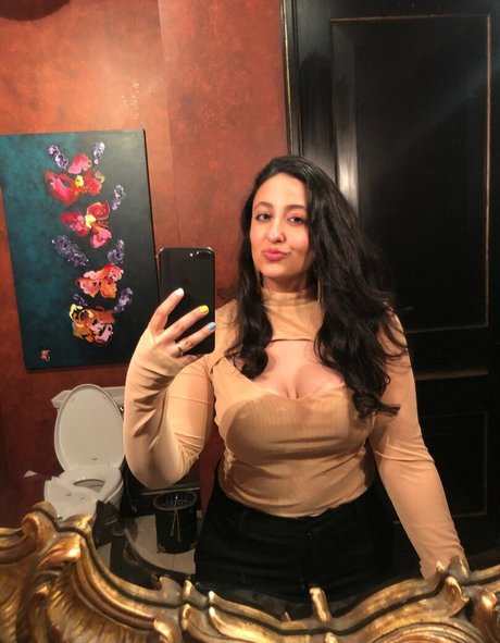 Nicole Enayati nus étoiles des photos