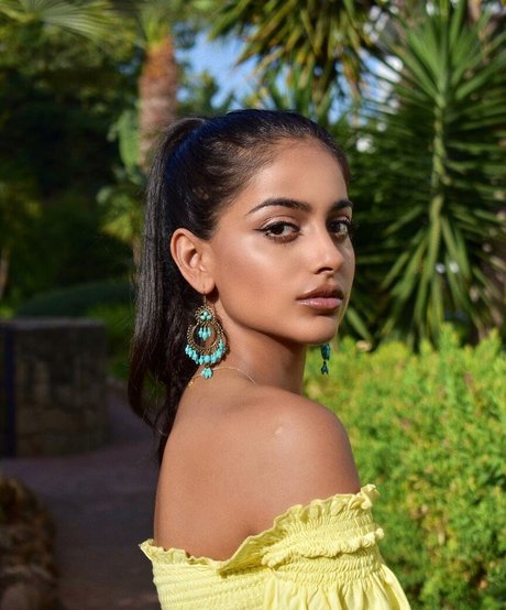 Banita Sandhu haut de star du porno archive