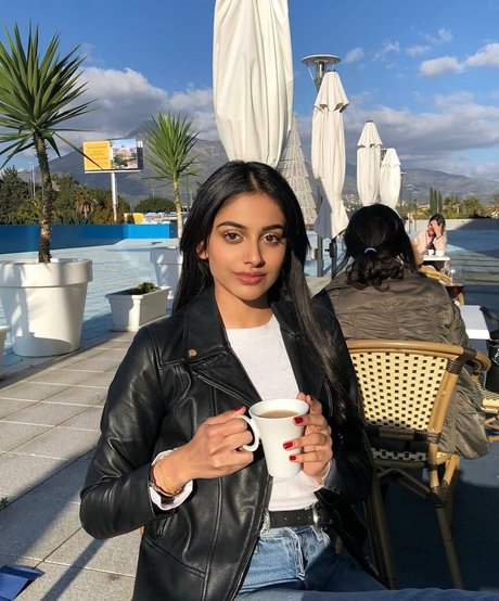 Banita Sandhu étoile xxx galerie