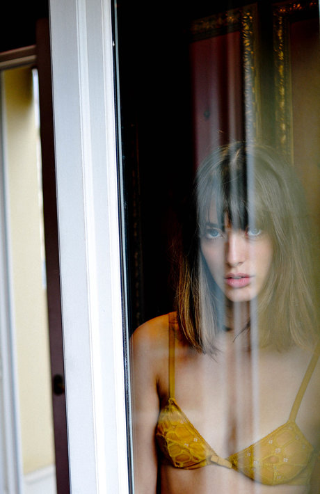 Louise Follain modèle sexy galerie