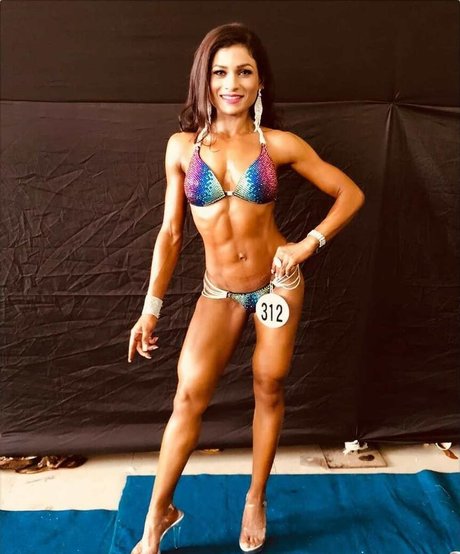 Mona Bhavsar étoile sympa img