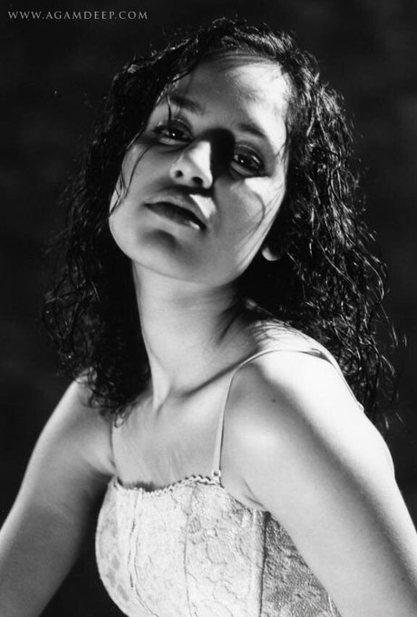 Agam Darshi star exclusive des photos