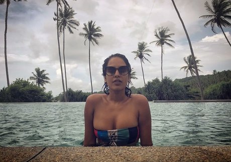 Agam Darshi jolie actrice collection