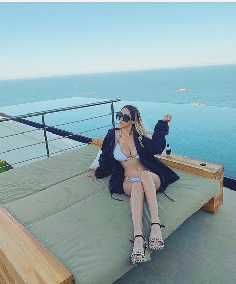 Elena Dostic actrice sexy photo