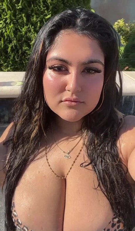 Sanjana modèle gratuit des photos