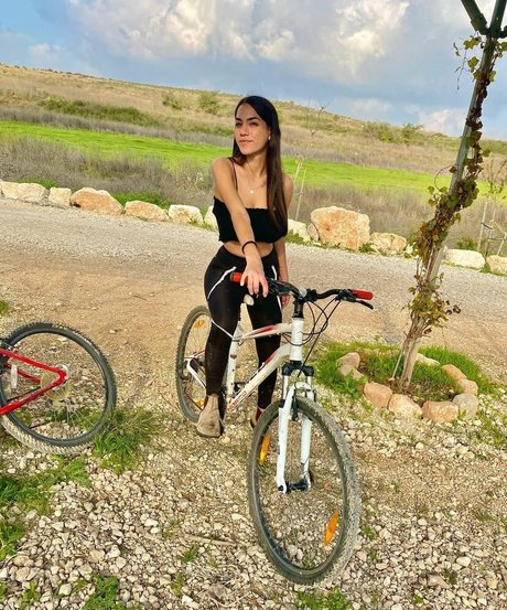 Sara Avni modèle exclusif photos