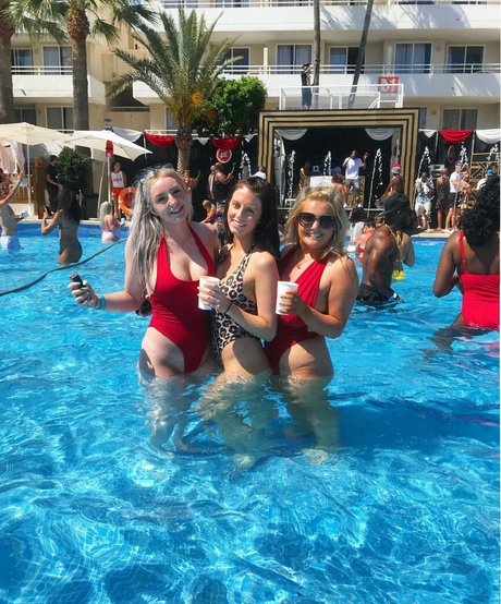 Emily Mather nus étoiles photos