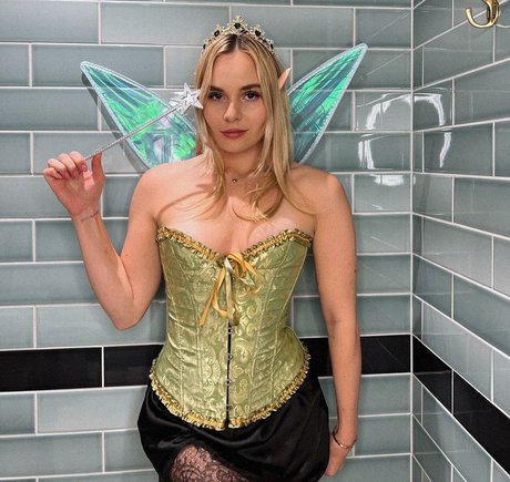 Holly Ramsay modèle adulte collection