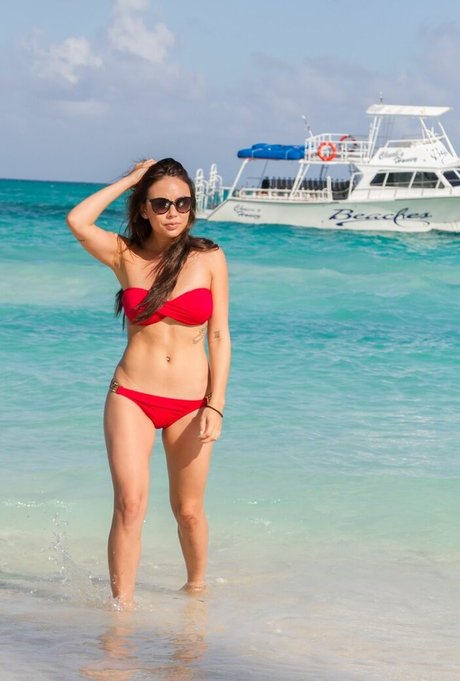 Janel Parrish star pornographique archive