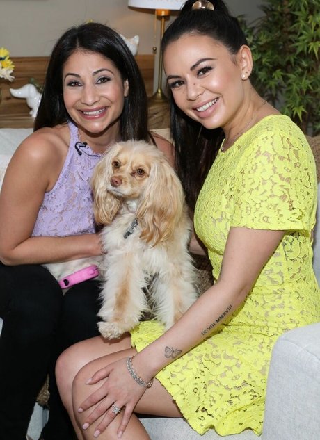 Janel Parrish modèle joli photo