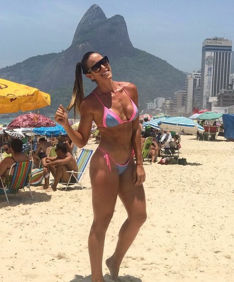 Natalia Guitler jolie étoile des photos