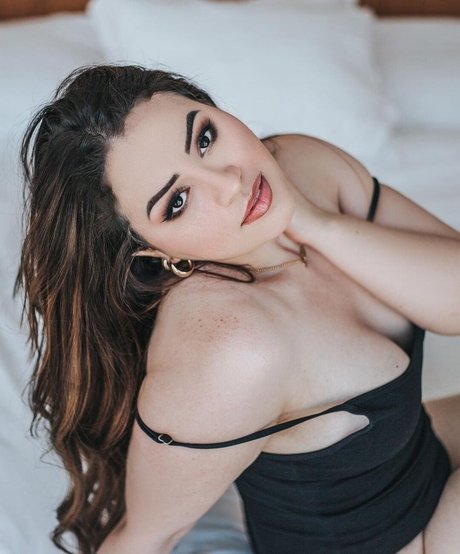 Fabricia Freitas haut étoile galeries