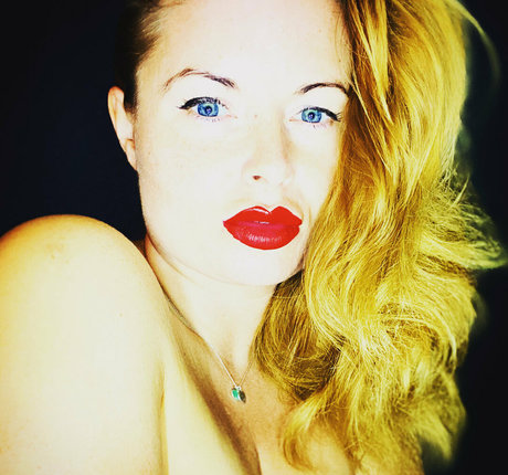 Robyn Allan nus star du porno image