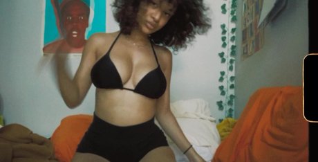 chatte dégoulinante et humide onlyfans joli photo