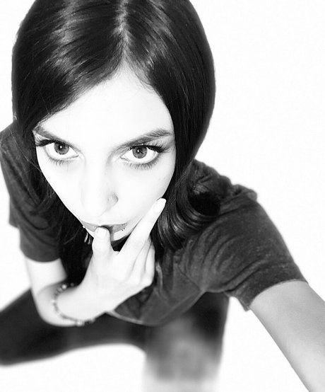 ChloeNight modèles nus archive